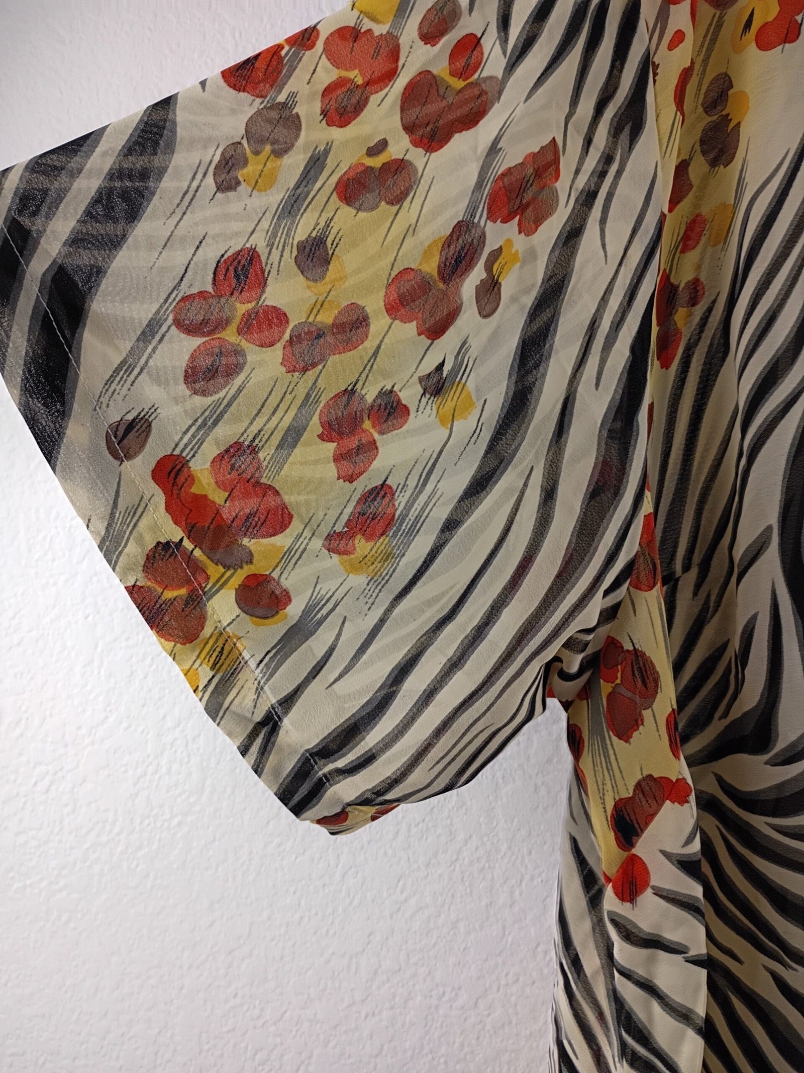 Mlle Gabrielle VTG Plus Size 22 Zebra Floral Side Split Button Up Cardigan - Image 4