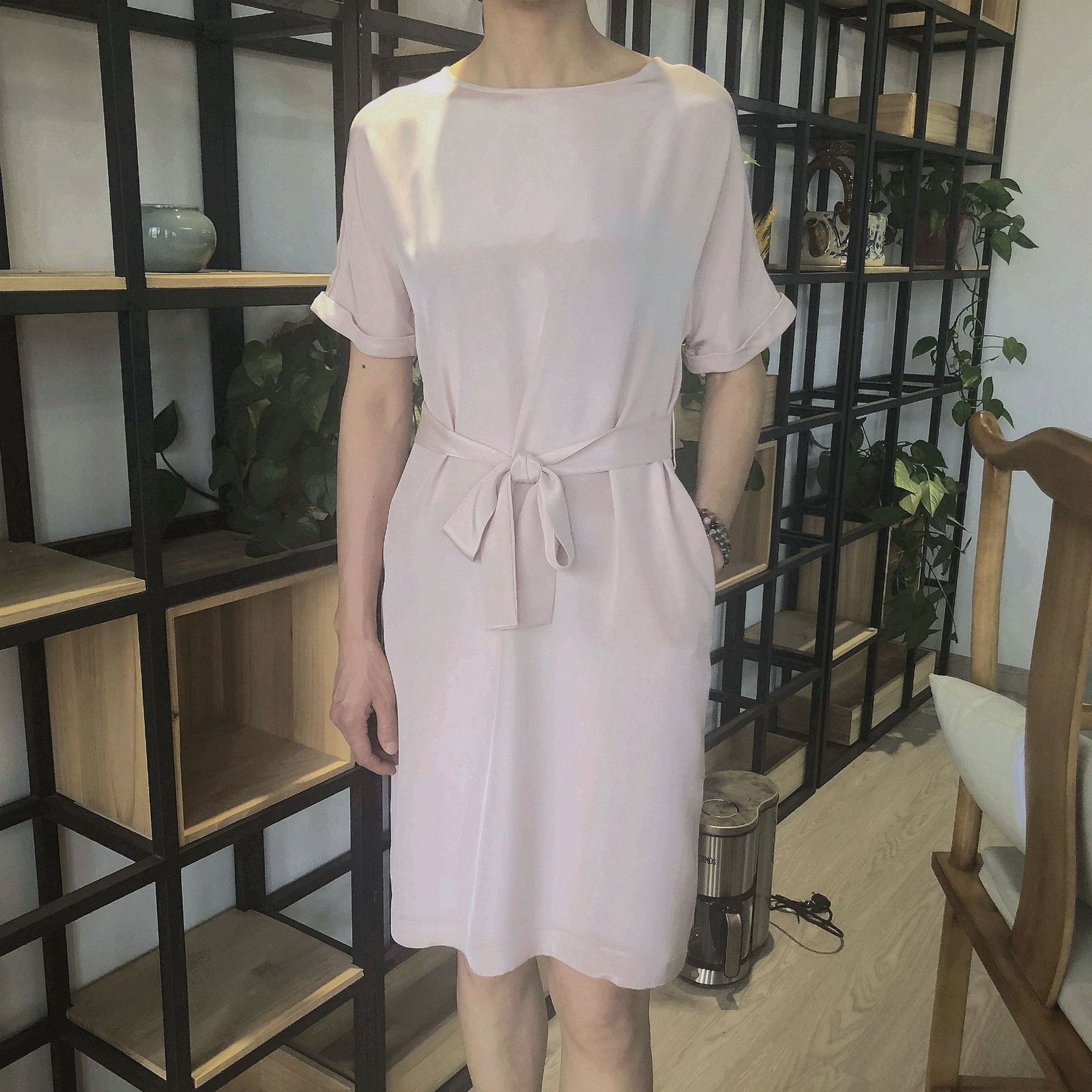 Round Neckline Cuffed Short Sleeves Silk Shift Dress with Self-Tie Belt - Image 4